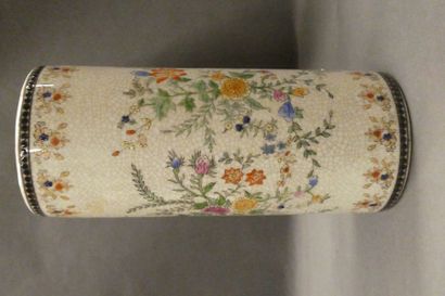 CHINE 
Vase rouleau en porcelaine craquelée à décor de bouquets de fleurs.
Dim.:...