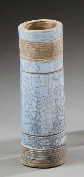 JAPON 
Vase cylindrique à fond bleu craquelé dans le style du Raku.
Epoque moderne.
Dim.:...