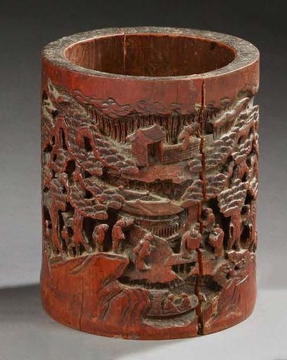CHINE 
Porte-pinceau cylindrique en bambou sculpté d'immortels et de pagodes en montagne.
Vers...