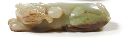 CHINE 
Figurine en jade vert sculpté avec traces de rouille représentant un chien...