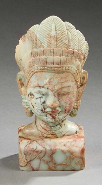CAMBODGE 
Tête Khmer en pierre marbrière sculptée.
Fin du XXe siècle.
Dim.: 16 c...