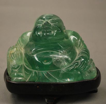 CHINE 
Bouddha sculpté en quartz vert.
Epoque moderne.
Long. (sans son socle): 12...