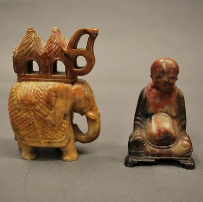 CHINE Ensemble de deux pierres dures figurant un éléphant et un bouddha assis.
H:...