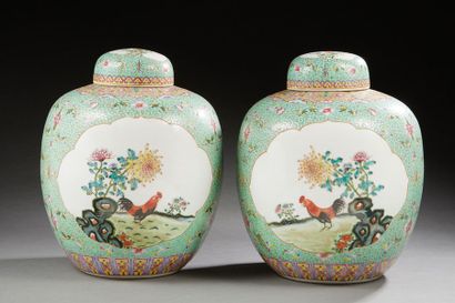 CHINE Paire de grands pots à gingembre couverts en porcelaine décorés en émaux de...
