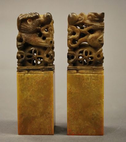 CHINE Deux cachets en pierre dure sculptés de dragons en partie supérieure. Contenus...