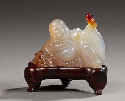 CHINE Figurine en agate sculpté représentant un bouddha assis sur un socle en bois.
XIXe...