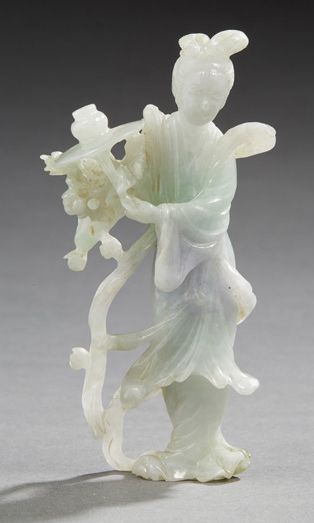 CHINE 
Figurine en jadéite sculptée représentant la déesse Guanyin.
XXe siècle.
Dim.:...