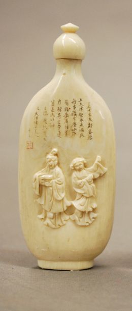 CHINE (Canton) 
Tabatière en ivoire sculpté sur une face de deux jeunes femmes et...