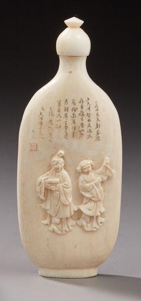 CHINE (Canton) 
Tabatière en ivoire sculpté sur une face de deux jeunes femmes et...