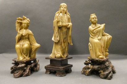 CHINE Trois figurines en stéatite sculpté représentant des immortels. Le socle ajouré.
Vers...
