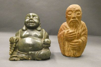 CHINE Deux statuettes presentant un bouddha en pierre dure verte et un dignitaire...