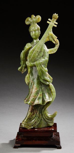 CHINE 
Figurine représentant une jeune musicienne sculptée en jade vert épinard.
Epoque...