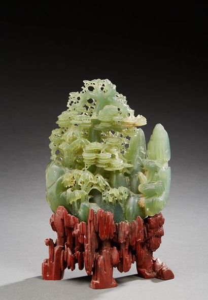 CHINE 
Groupe en jade vert sculpté de pins sur une montagne. Le socle en bois à l'imitation...