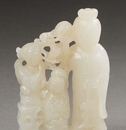 CHINE Groupe en jade sculpté blanc représentant une jeune femme et deux enfants sur...