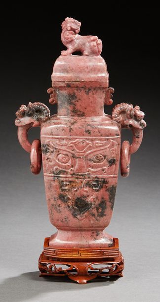 CHINE 
Vase couvert de style archaïque en pierre dure sculptée.
XXe siècle.
Dim.:...