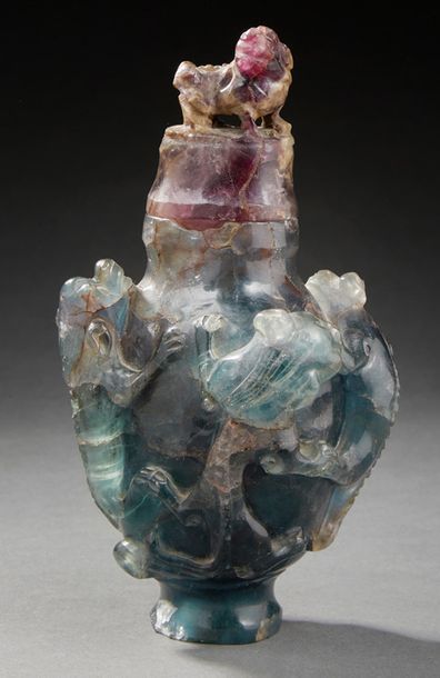 CHINE 
Petit vase en quartz polychrome sculpté de chimères grimpant sur la panse,...