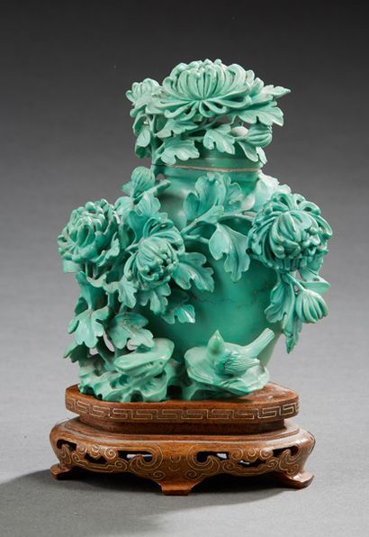 CHINE 
Vase fleuri couvert en racine de turquoise.
Epoque moderne.
Dim.: 11,5 cm...