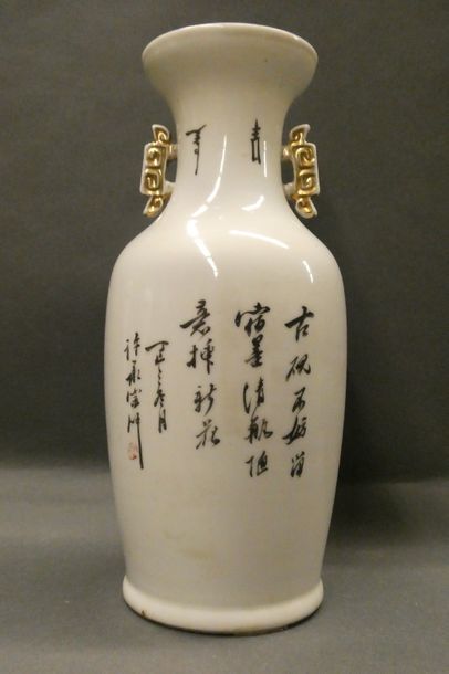 CHINE Vase en porcelaine de forme balustre représentant sur un côté une famille dans...