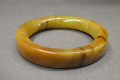 CHINE 
Bracelet circulaire en pierre dure.
Diam.: 9,5 cm (lot non reproduit)