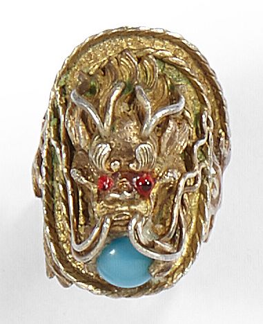 CHINE 
Bague en argent doré representant une tête de dragon ensserrant une perle...