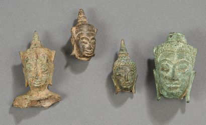 ASIE DU SUD EST 
Quatre petites têtes de bouddhas en métal, façon archaïque.
Epoque...