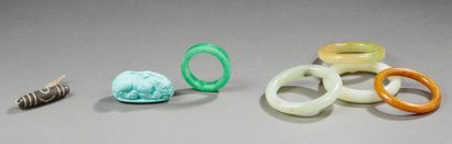 CHINE 
Lot composé lot composé de cinq bracelets en pierre dure, une chimère turquoise...