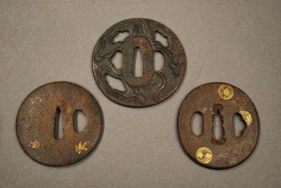 JAPON 
Ensemble de trois tsubas.
XIXe siècle.
Diam.: 6 a 7 cm (usures)