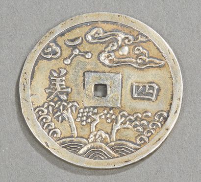 CHINE 
Pièce de monnaie chinoise percée en argent doré décorée de quatre caractères,...