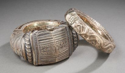 ASIE 
Deux bracelets en argent, Art ethnique début du XXe siècle Diam. 11 cm