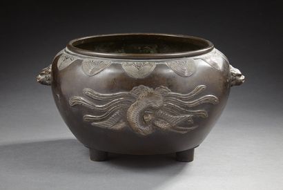 CHINE 
Pot en bronze tripode décoré de deux paons et épaulé de masques de taotie.
Dim.:...