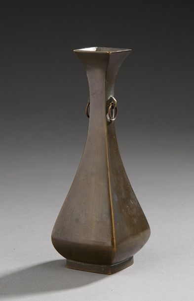 CHINE 
Petit vase soliflore en bronze à pans coupés à patine brune Travail du XIXe...