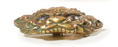 CHINE 
Agrafe en cuivre doré représentant une tête de lion bouddhique ciselée.
Seconde...