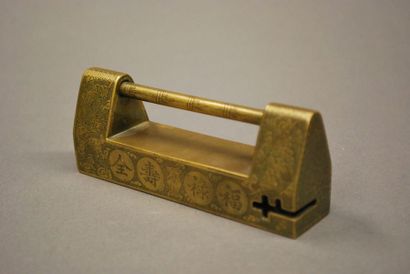 JAPON 
Cadenas en métal ciselé.
XIXe-XXe siècle.
Long.: 7 cm (lot non reproduit)