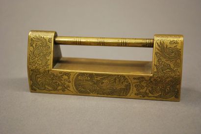 JAPON 
Cadenas en métal ciselé.
XIXe-XXe siècle.
Long.: 7 cm (lot non reproduit)