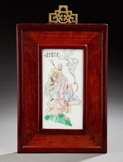 CHINE 
Plaque rectangulaire en porcelaine décorée en émaux de la famille rose d'immortels....
