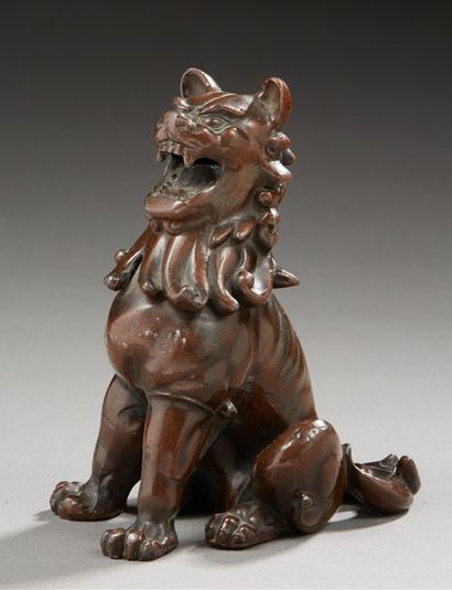 JAPON figurine en métal à patine brune représentant un chien gardien de temple. Au...
