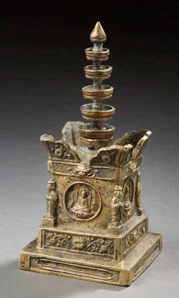 null 
*Reliquaire Stupa en bronze de forme quadrangulaire décoré en léger relief...