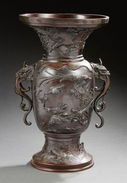 JAPON 
Grand vase en bronze à patine brune à deux anses formées de dragons, décor...