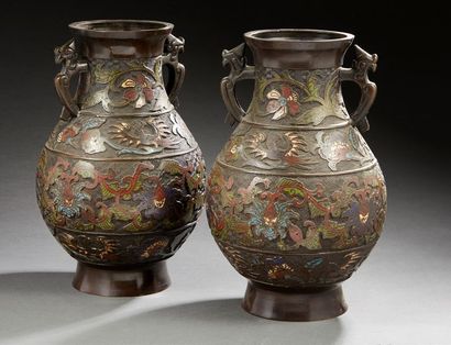 JAPON 
Paire de vases de forme balustre en bronze cloisonné à patine brune.
Fin du...