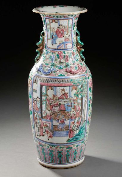 CHINE 
Grand vase à anses en porcelaine émaillé à motif de scène d'intérieur de palais.
Nankin,...