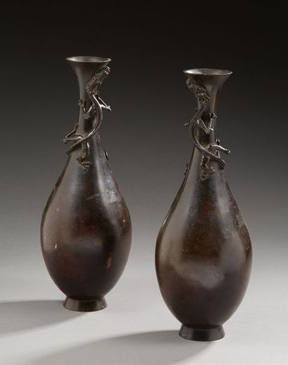 CHINE Paire de vases ovoide en long col étroit en bronze à patine brune décorées...