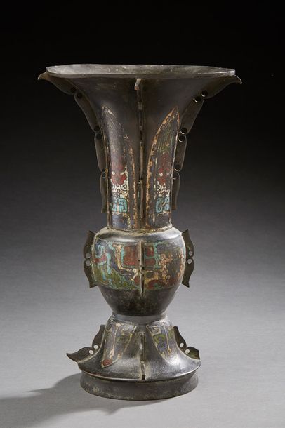 CHINE 
Vase cornet en bronze partiellement cloisonné
XIXe siècle.
Dim.: 30 cm