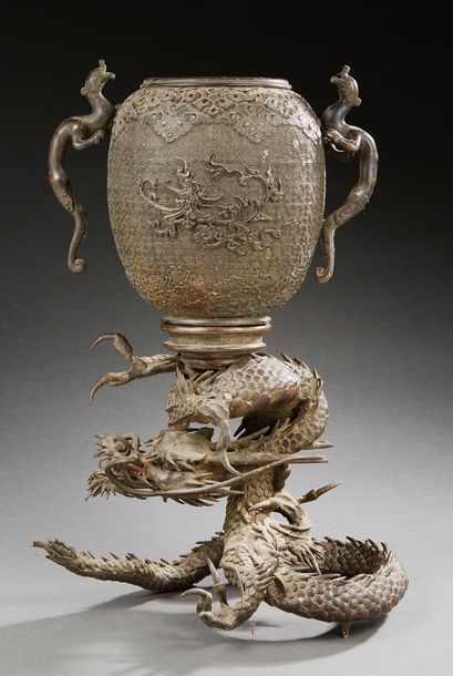 INDOCHINE 
Brûle parfum en bronze décoré d'un dragon dans les nuages, anse dragon...