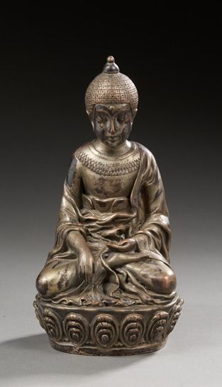 ASIE DU SUD EST Figurine représentant une divinité en métal argenté, assis en position...