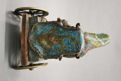 JAPON Groupe en bronze et émaux cloisonnés à décor de rinceaux fleuris figurant un...