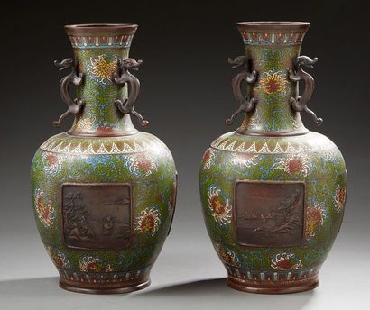 JAPON Paire de vases en bronze cloisonné décorés en polychromie de chrysanthème encadrant...