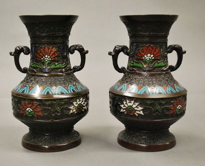 CHINE 
Paire de vases balustres en bronze ciselé et à décor d'émaux cloisonnés, à...