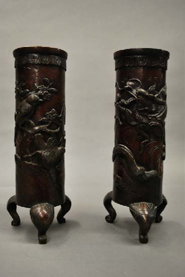 JAPON Paire de vases en bronze de forme cylindriques reposant sur des piètements...