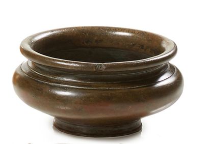 CHINE 
Brûle-parfums circulaire en bronze à patine brune.
XIXe siècle.
Diam.: 13...