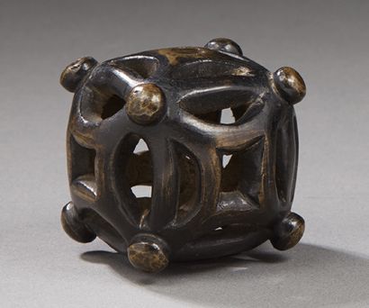 CHINE 
Elément en bronze ajouré de forme carrée.
XIXe siècle.
H.: 4 cm